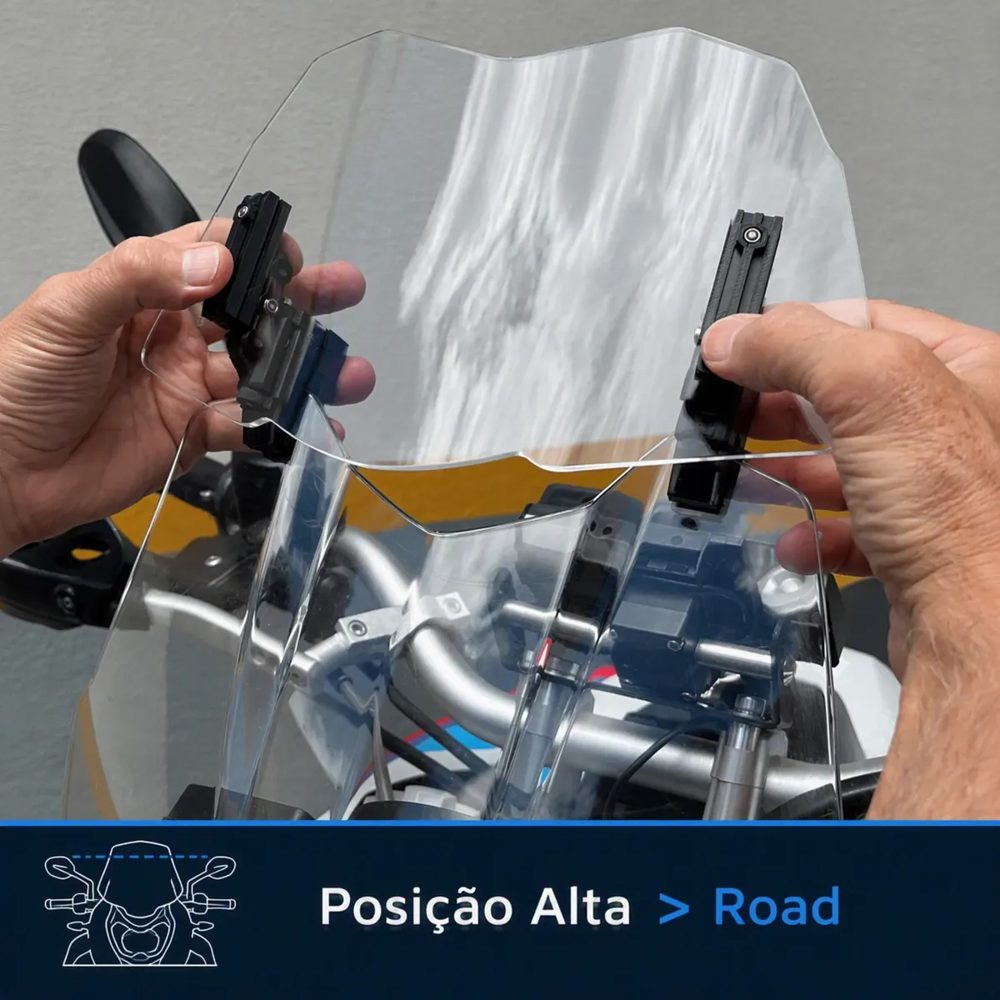 Defletor Wind Pro sendo encaixado na bolha de uma moto, na posição alta